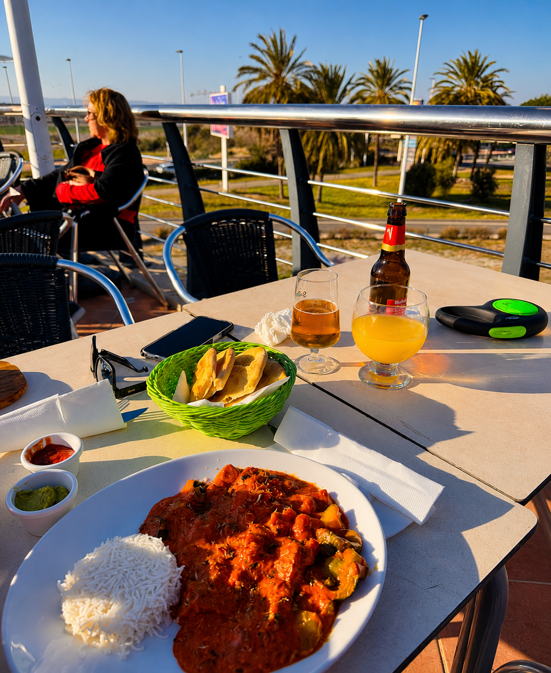 Plato servido en la terraza con vistas y palmeras